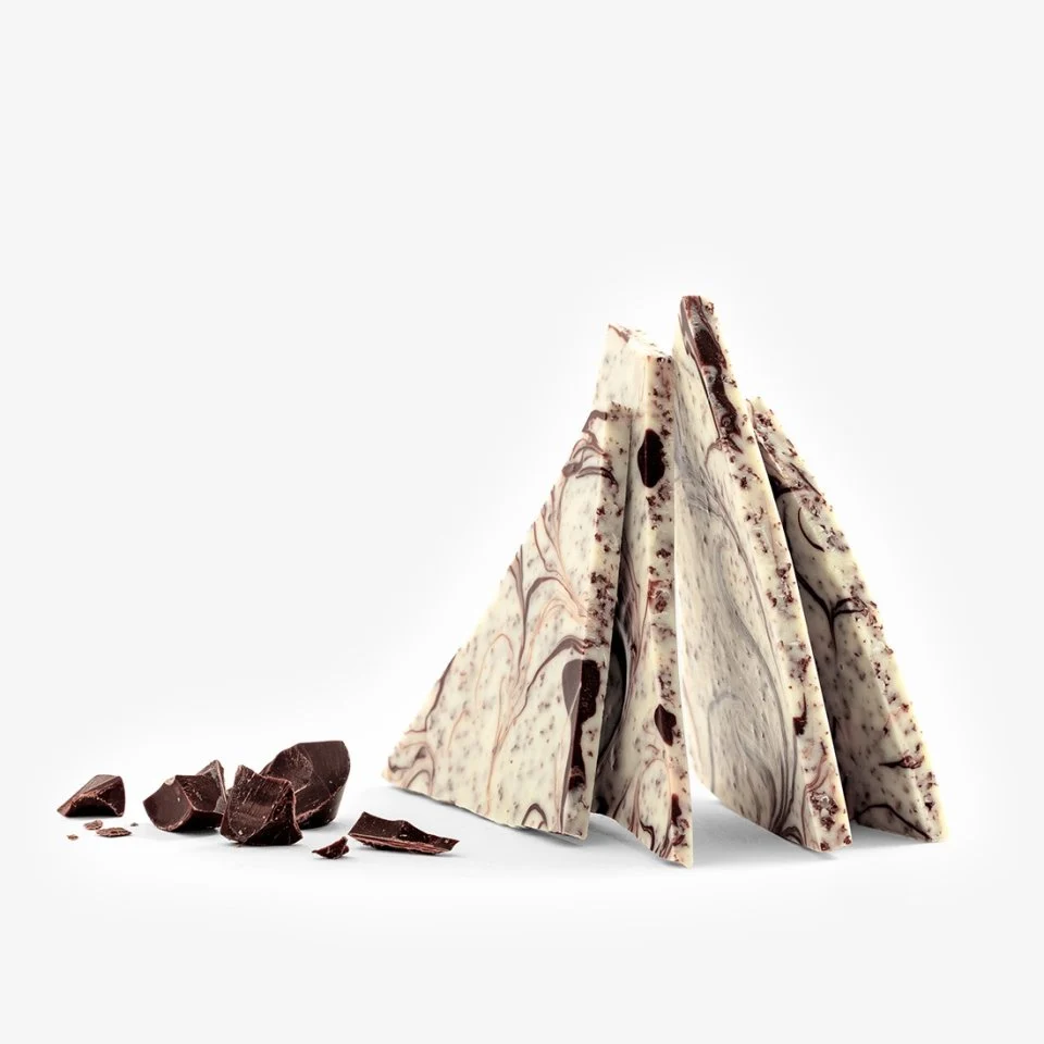 Шоколад белый с темным кувертюром (страчателла) LADERACH